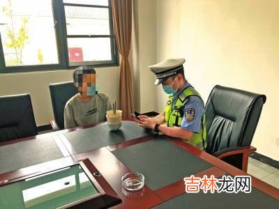 少年离家出走误入高速 幸遇交警出手救助