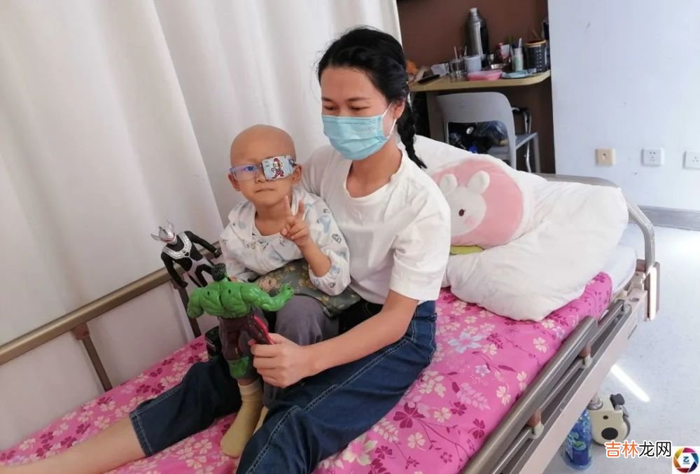 儿子突患眼疾要摘除眼球，单亲妈妈花70万想保住，结果心碎