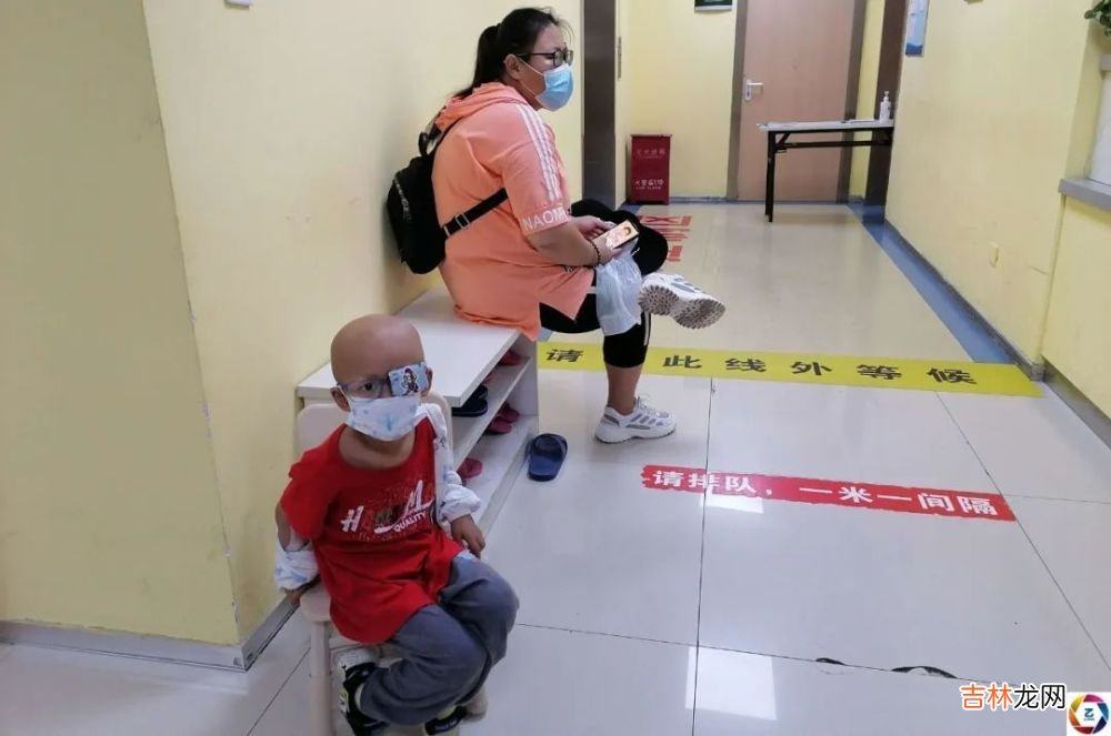 儿子突患眼疾要摘除眼球，单亲妈妈花70万想保住，结果心碎