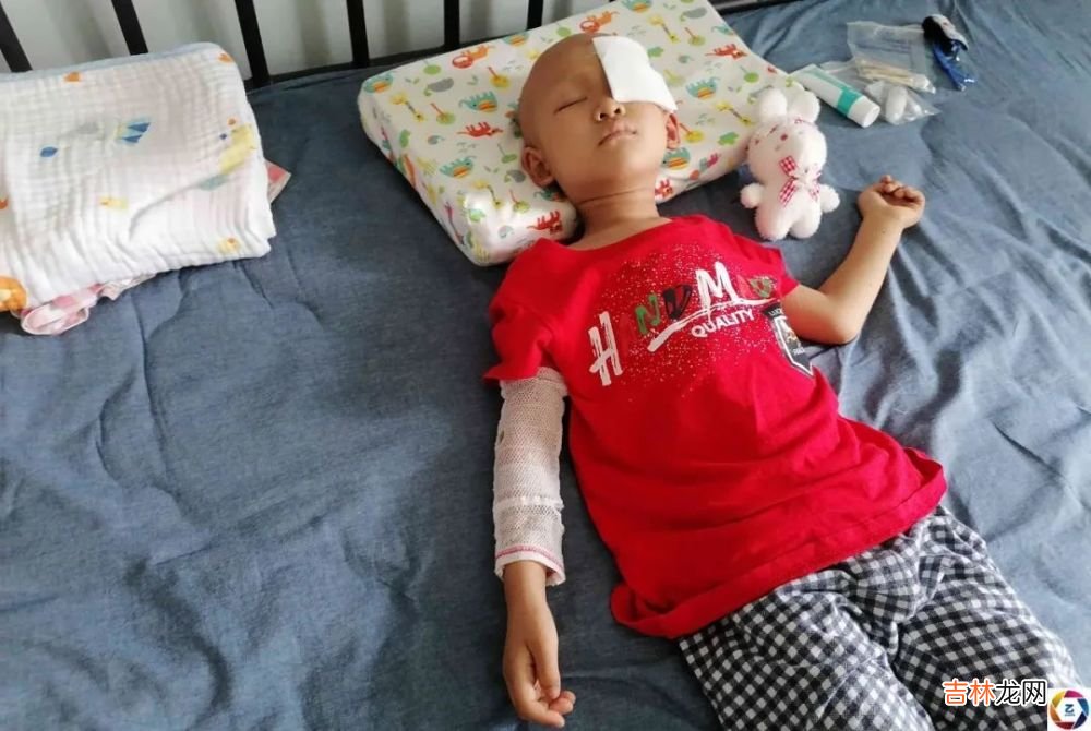 儿子突患眼疾要摘除眼球，单亲妈妈花70万想保住，结果心碎
