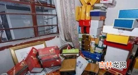 男子突遭车祸身亡,女儿为整理遗物进入房间,一看气得打电话曝光