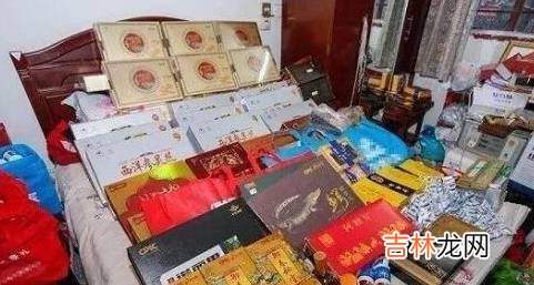 男子突遭车祸身亡,女儿为整理遗物进入房间,一看气得打电话曝光