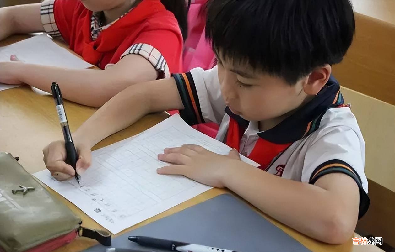因看到儿子写的“象形文字”，广西爸爸气的咆哮，还能考上大学吗