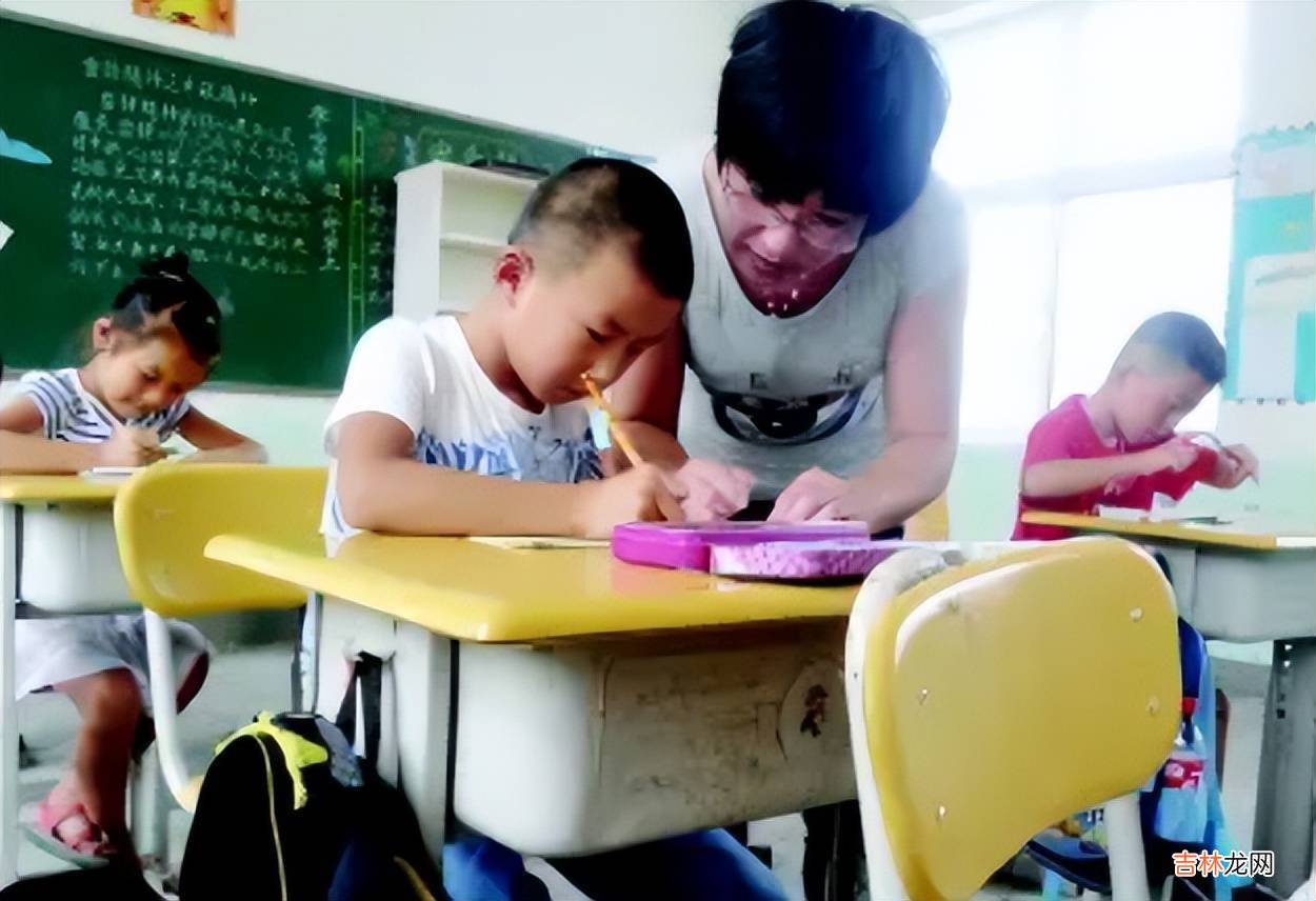 因看到儿子写的“象形文字”，广西爸爸气的咆哮，还能考上大学吗