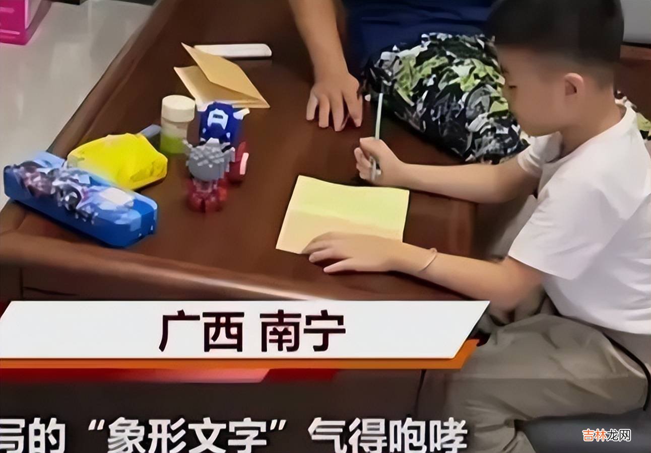 因看到儿子写的“象形文字”，广西爸爸气的咆哮，还能考上大学吗