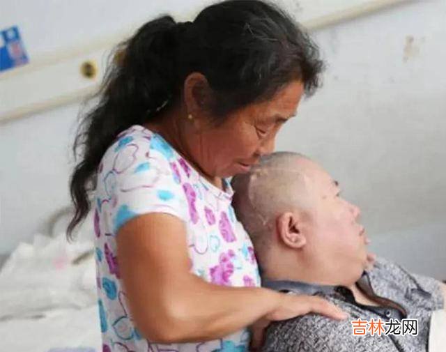 2006年，河南工人被锤子砸成植物人，岳母陪住医院照料10年后苏醒