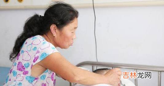 2006年，河南工人被锤子砸成植物人，岳母陪住医院照料10年后苏醒