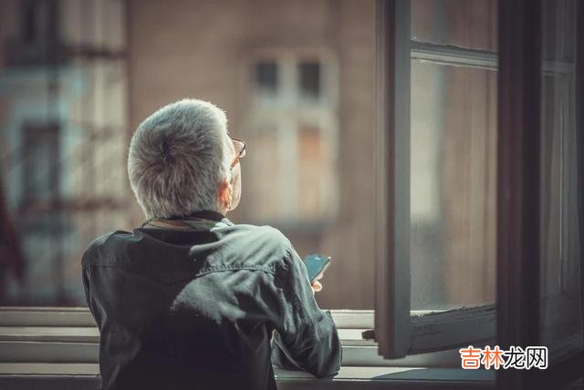 普通家庭的现状：儿女活成家族最后一代，是两代人的辛酸