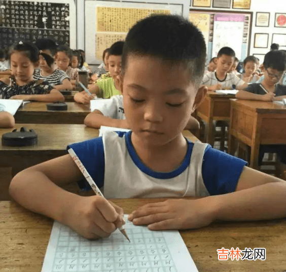 “雨怎么越来越大”？小学生写的字龙飞凤舞，父亲气得哭笑不得