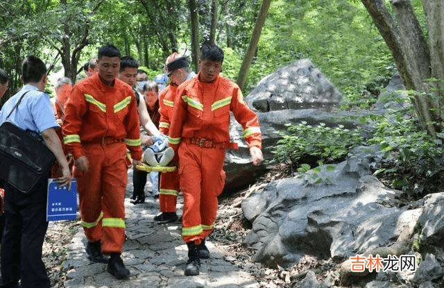 女子欲跳崖轻生，消防经过4小时劝说，终于成功将其营救