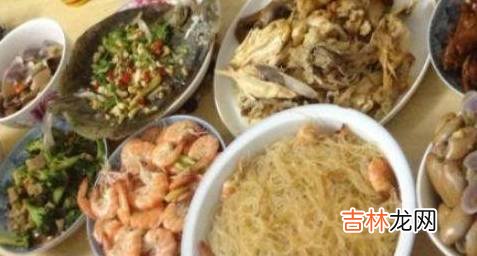 刚度完蜜月，老婆主动下厨忙活，饭菜刚上桌，爸妈脸色就变了