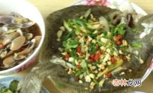 刚度完蜜月，老婆主动下厨忙活，饭菜刚上桌，爸妈脸色就变了