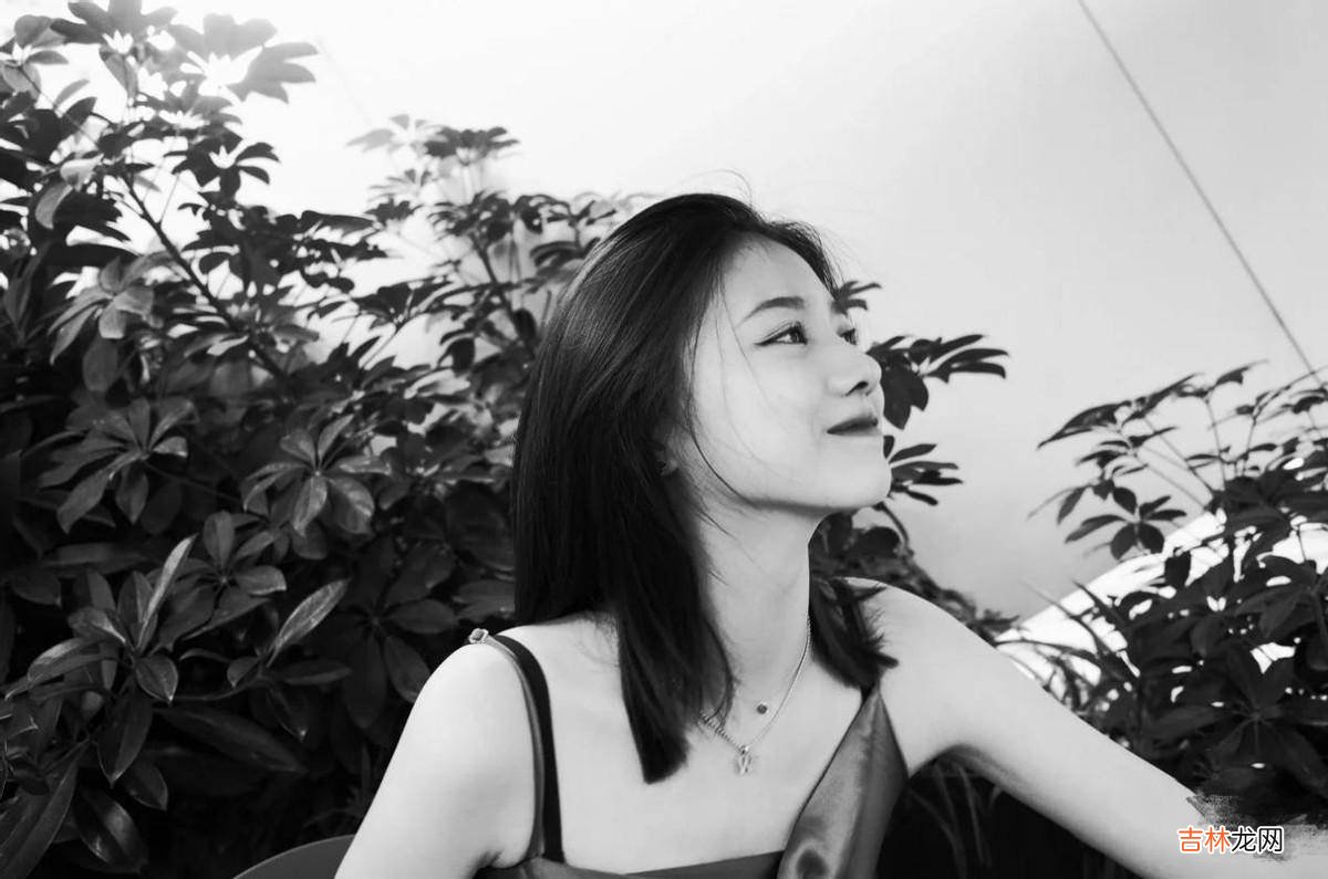 汪峰带俩女儿逛街！17岁小苹果戴墨镜酷似明星，和妹妹醒醒关系好！