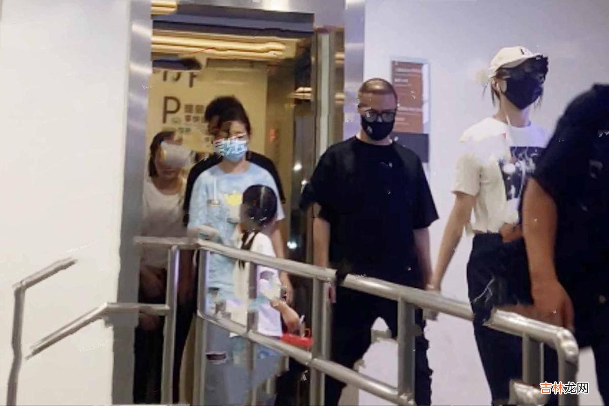 汪峰带俩女儿逛街！17岁小苹果戴墨镜酷似明星，和妹妹醒醒关系好！