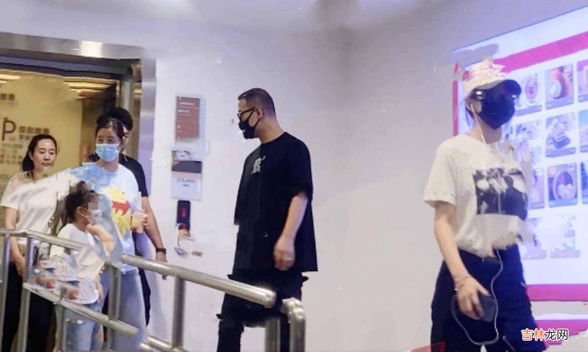 汪峰带俩女儿逛街！17岁小苹果戴墨镜酷似明星，和妹妹醒醒关系好！