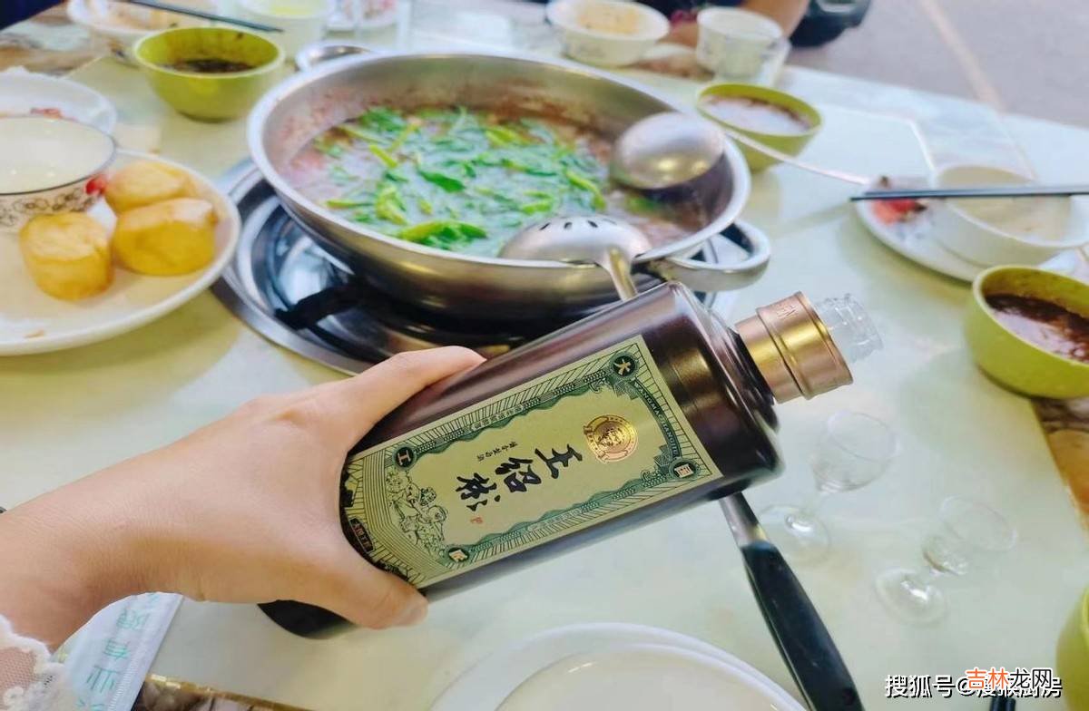 山东老板给父亲过寿，12瓶茅台喝完全部砸烂，到底是怎么回事？