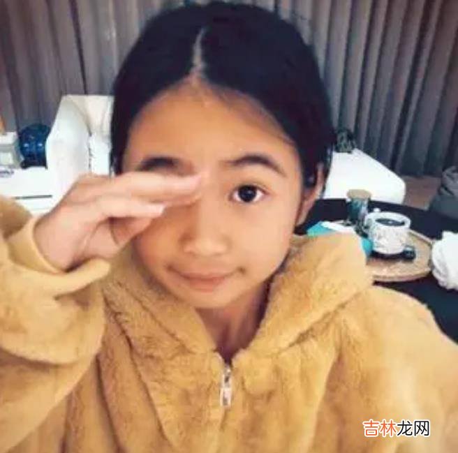有种“整容”叫曹格女儿，长开后颜值飙升，美腿遗传妈妈好身材！