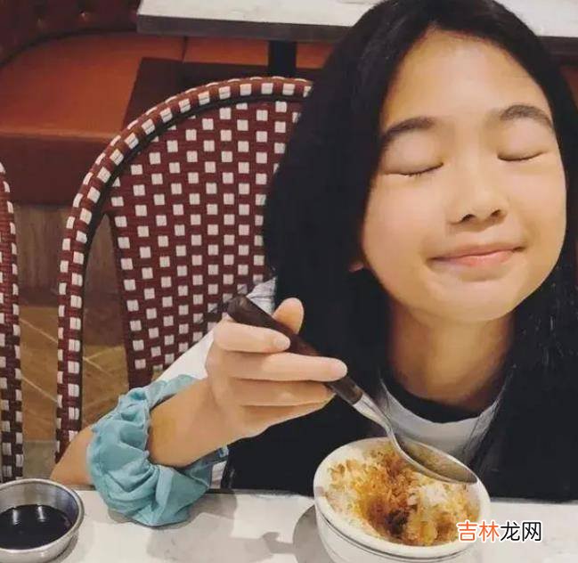 有种“整容”叫曹格女儿，长开后颜值飙升，美腿遗传妈妈好身材！