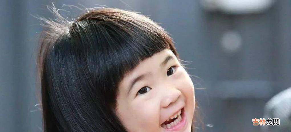 有种“整容”叫曹格女儿，长开后颜值飙升，美腿遗传妈妈好身材！