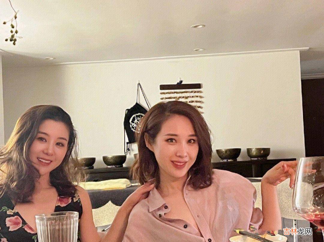 李小萌被闺蜜碾压，大圆脸不惊艳但耐看很纯真的漂亮，而且不假！