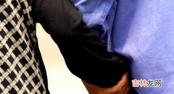 奶奶重病的时候,突然有人送来二十万,爸妈都傻住了