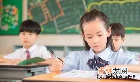 小学生“狂草”假期作业火了，父母直言：补习作业字迹堪比印刷体