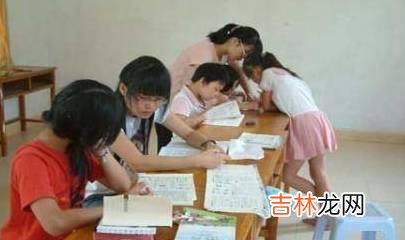 小学生“狂草”假期作业火了，父母直言：补习作业字迹堪比印刷体