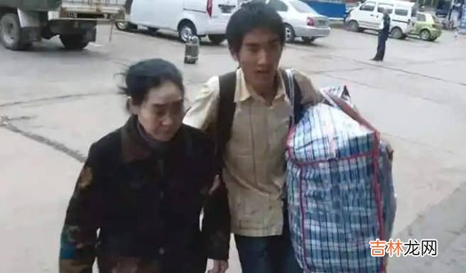 2008年，贵州小伙“背疯娘上学”，后拒绝55万年薪：我不需要同情