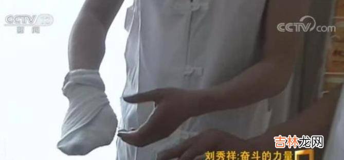 2008年，贵州小伙“背疯娘上学”，后拒绝55万年薪：我不需要同情