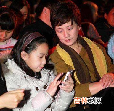 母亲专业户，饰演过很多母亲却一直没生育，做奶奶的年纪当上母亲