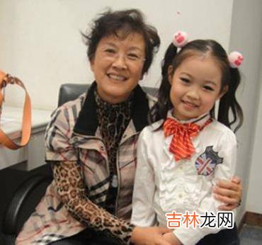 母亲专业户，饰演过很多母亲却一直没生育，做奶奶的年纪当上母亲