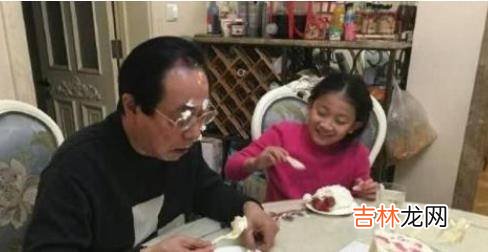 母亲专业户，饰演过很多母亲却一直没生育，做奶奶的年纪当上母亲