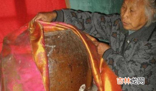 父亲去世后，儿子将他塑成金身，供奉在家无人敢来拜访