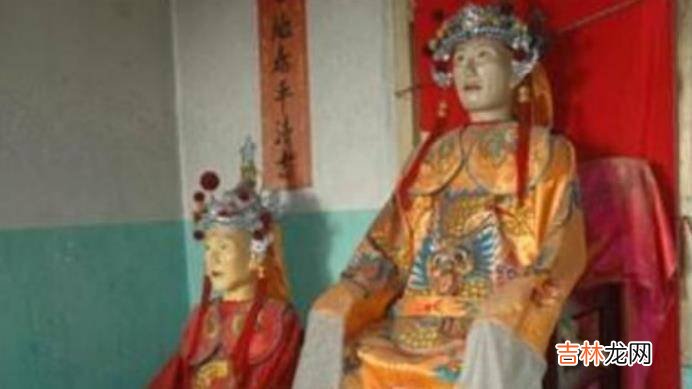 父亲去世后，儿子将他塑成金身，供奉在家无人敢来拜访