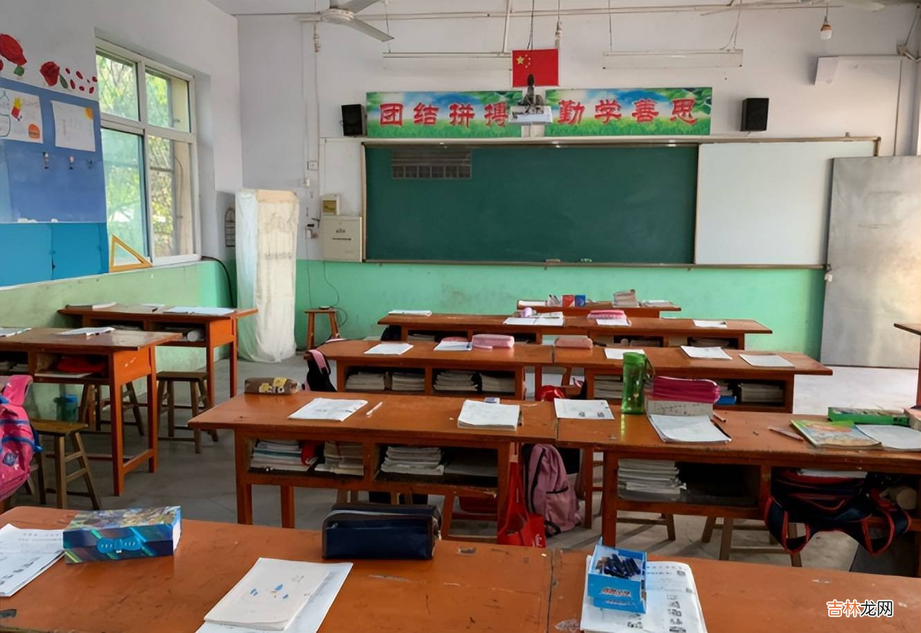 因学校桌椅破旧，家长自掏腰包给全班换桌椅遭质疑，出事谁负责？