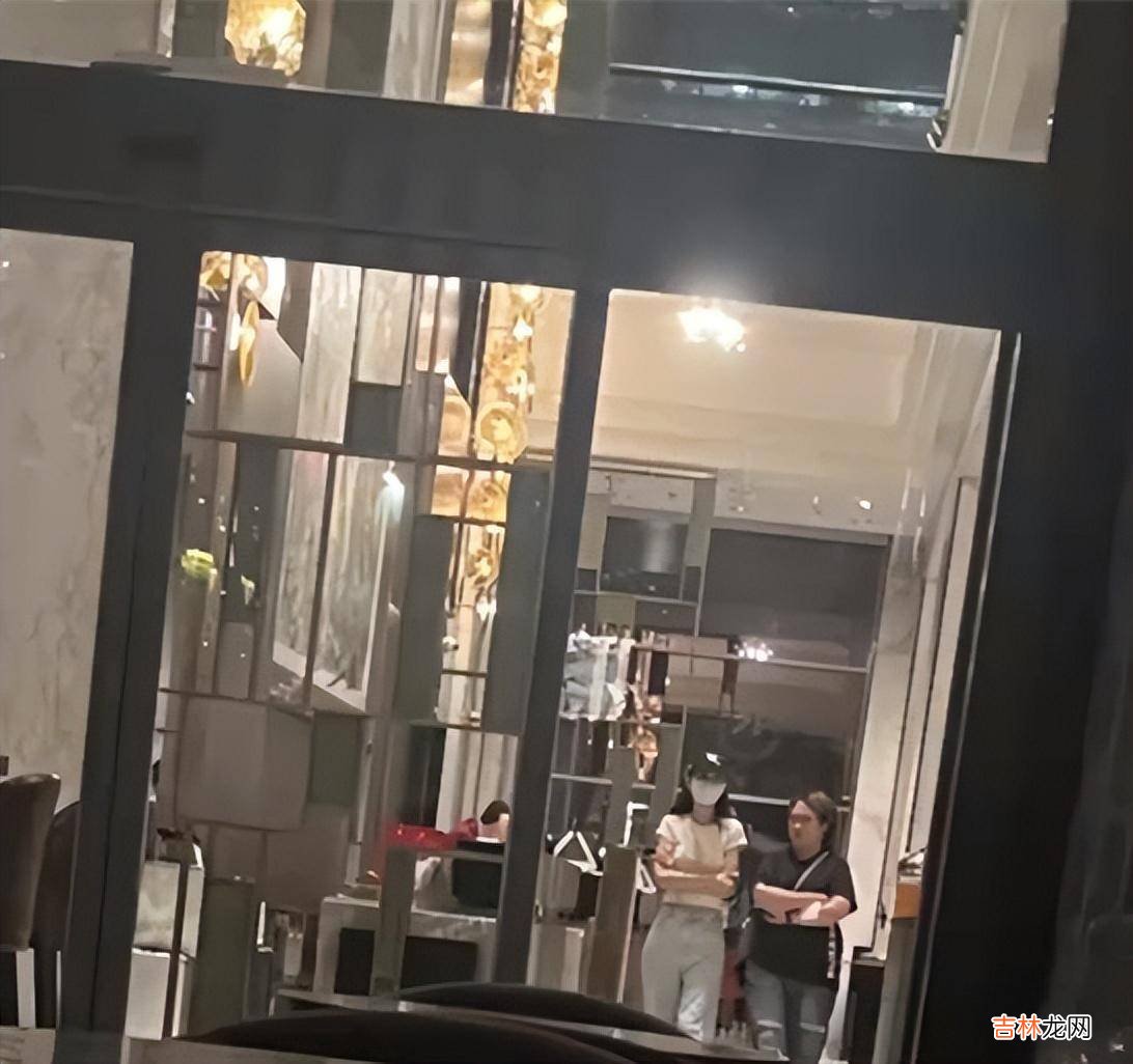 33岁杨颖现身酒店！怀抱5岁小海绵好有爱，黄晓明父母亲自送孙子