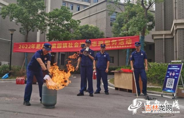 本文转自：中安在线指导群众遇到火情如何使用灭火器及消火栓中安在线、中安新闻客户端讯为进一...|安徽肥东：警民携手文明共创