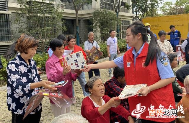 本文转自：中安在线指导群众遇到火情如何使用灭火器及消火栓中安在线、中安新闻客户端讯为进一...|安徽肥东：警民携手文明共创