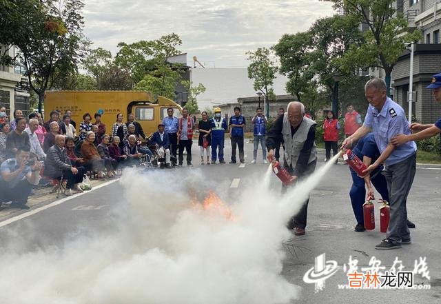 本文转自：中安在线指导群众遇到火情如何使用灭火器及消火栓中安在线、中安新闻客户端讯为进一...|安徽肥东：警民携手文明共创