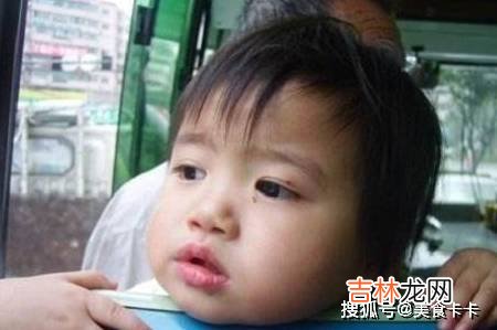 哥哥带弟弟做公交，弟弟的表现让乘客厌恶，哥哥的表现却让人称赞