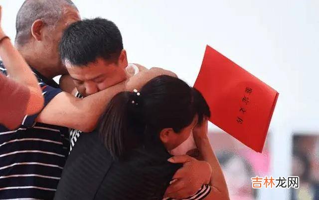 2005年，女兒放學喊陌生人爸爸，一查DNA竟是爸爸失散多年的兄弟