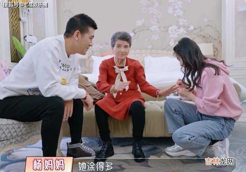 离婚传闻不实!七夕后,黄圣依多次秀恩爱,还和婆婆同吃同住