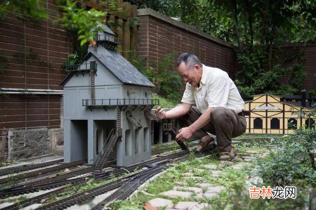 63岁退休大爷，不跳广场舞、不打牌、不带孙子，在自家330㎡庭院建造“火车王国”，自己当总统？