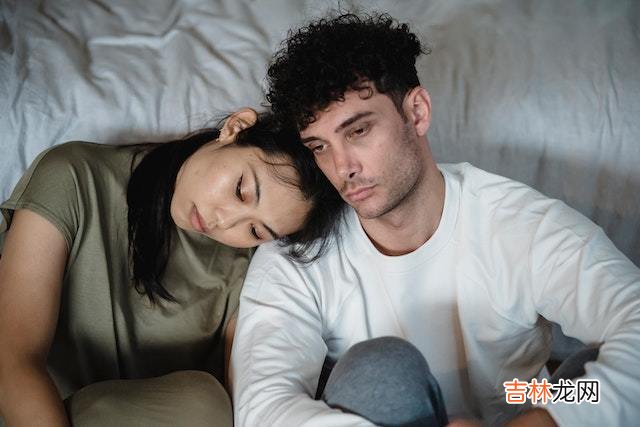 当一个男人为你哭泣时，意味着10件事，以及如何回应