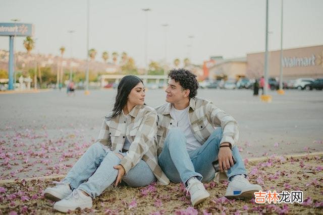 当一个男人为你哭泣时，意味着10件事，以及如何回应