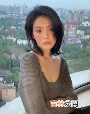 奚梦瑶新妆容大变样，腮红膏打造全脸蜜桃妆，显白嫩肌肤