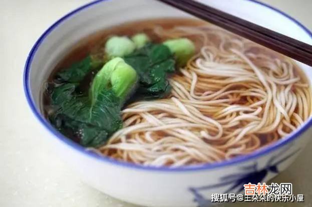 哥哥煮了2碗面，6岁侄儿要和我换碗吃，看到碗底的肉，我泪如雨下！