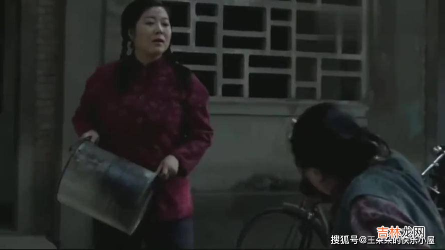 妈去世爸每月给外婆1千，奶奶不服来闹，爸说出的真相，让我震惊不已！