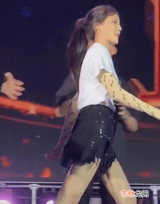 跟着赵本山女儿学穿搭，超短裤故意露出“安全裤”，脚脖去哪里了