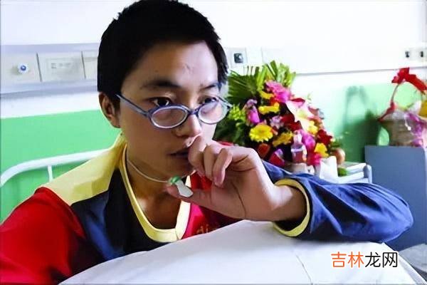 18年前，14岁湖南男孩扒飞机在万米高空飞行1.5小时，后来怎样了